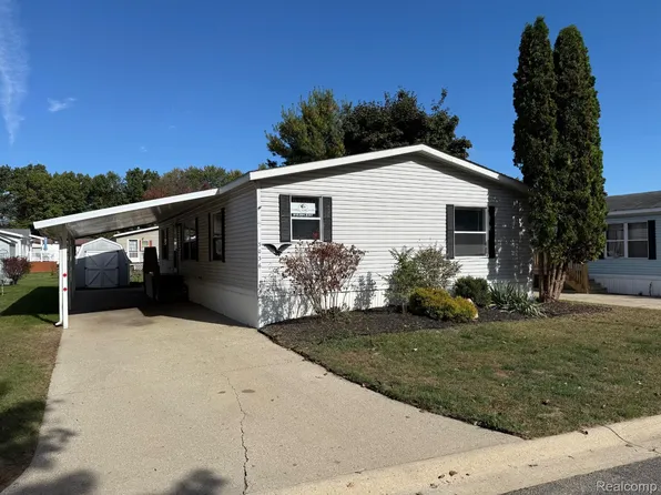 3036 E Bay Dr, Fenton, MI 48430