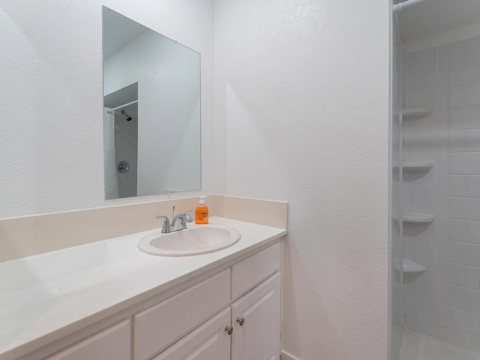4 bed, 4.0 bath, 3792 sqft, $780 — Photo 3