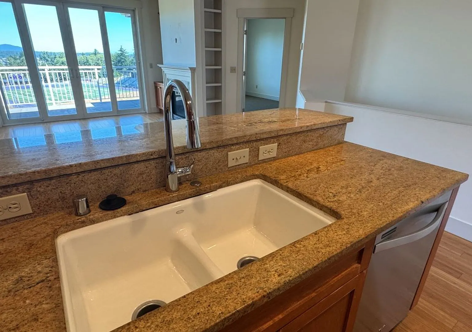 End Unit, 3 Bed, 2.5 Bath PLUS Bonus Room, Anacortes — Photo 4