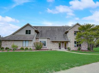 803 Knollwood Ct, Waukesha, WI 53188