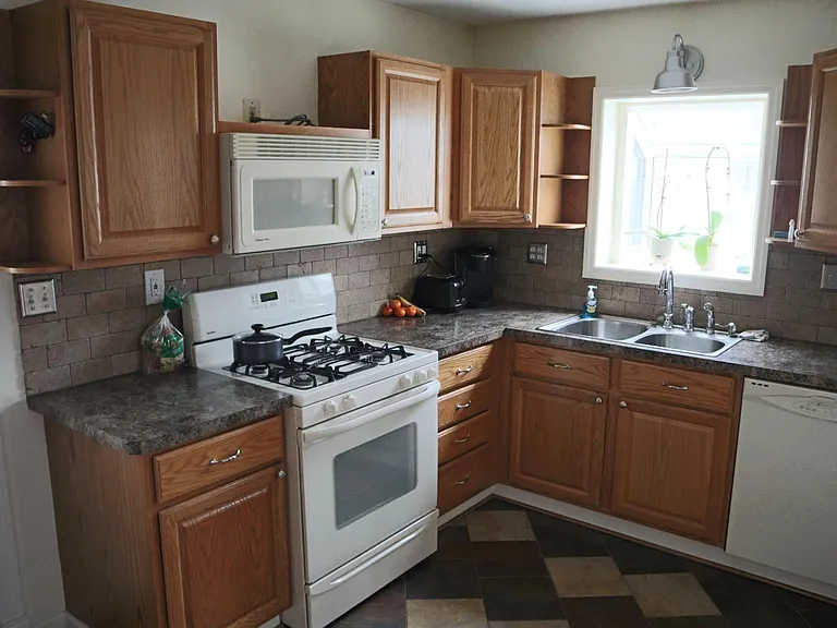 2904 Wolcott St — Photo 4