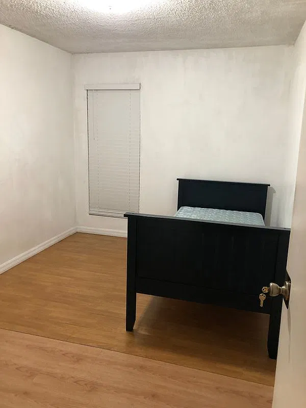 3 bed, 2.0 bath, 120 sqft, $1,100 — Photo 2