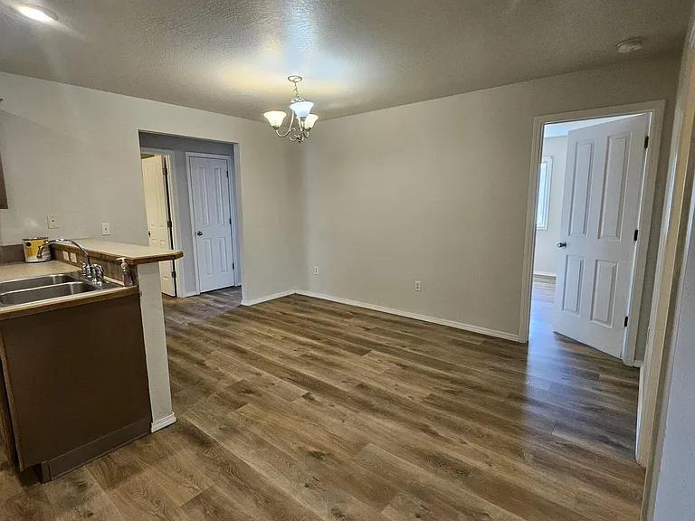320 S Holly St — Photo 3