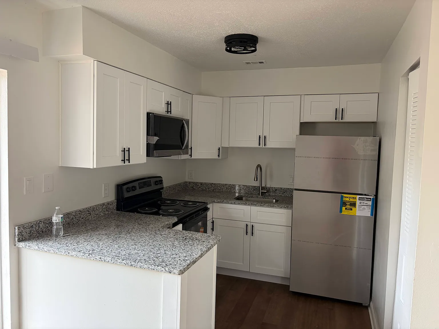 2 bed, 1000 sqft, $1,279 — Photo 2