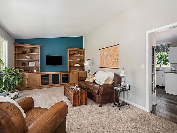 4th image of 481 Pinecrest St