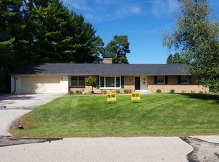 212 Woodside Ln, Thiensville, WI 53092