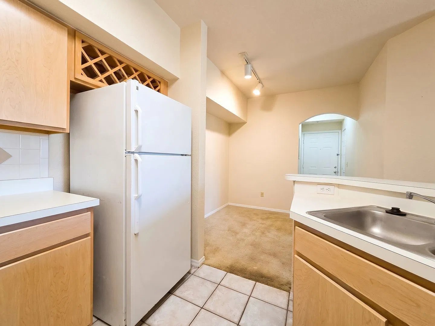 1 bed, 1.0 bath, 674 sqft, $1,150 — Photo 3