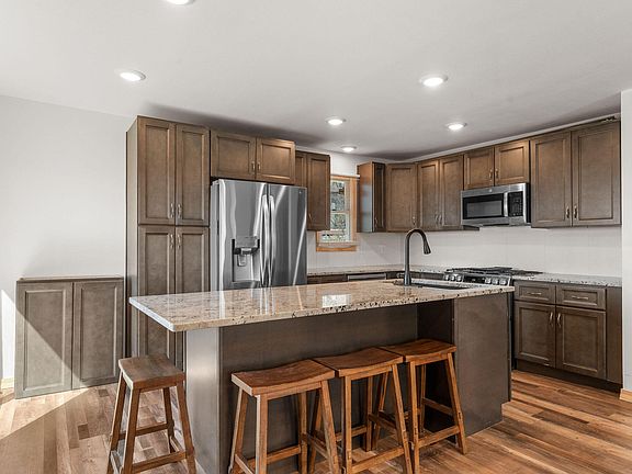 5th image of 594 Labradore Lane