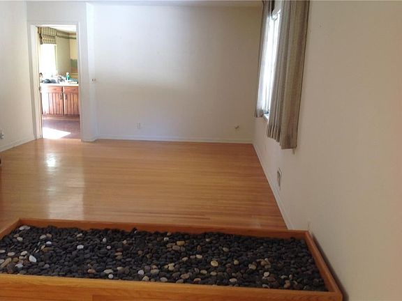 4th image of 8 Rollingwood Dr