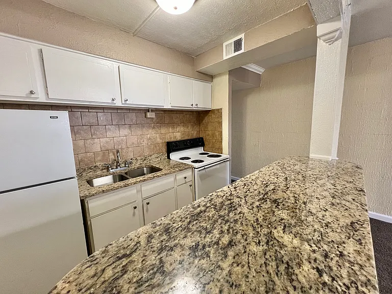 Heather House Apartments — Photo 14