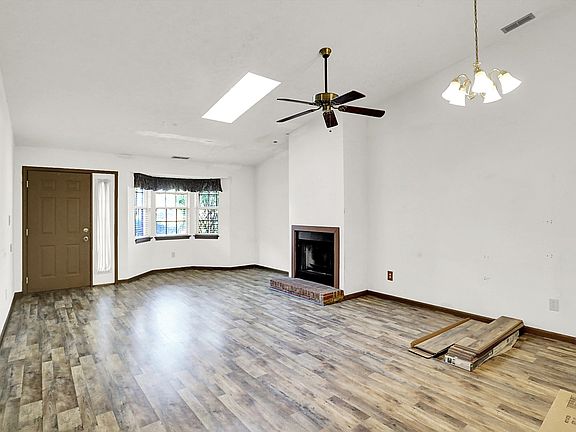 3rd image of 21 Medina Dr
