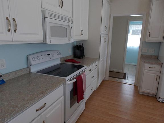 4th image of 3436 Crestwood Dr NE