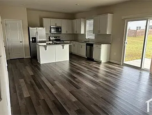4 bed, 2334 sqft, $2,500 — Photo 3