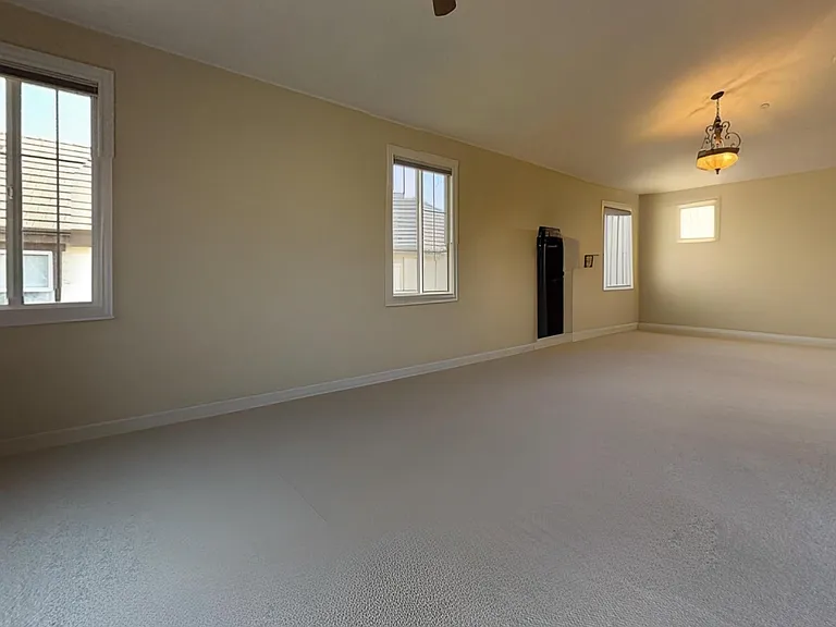 450 sq ft Master Bedroom with Balcony