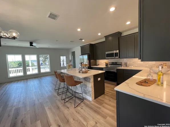 1095 Diamondhead Drive, Canyon Lake, TX 78133