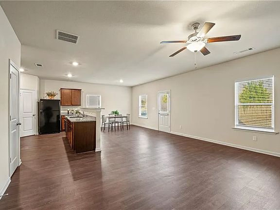 3rd image of 929 Independence Ave