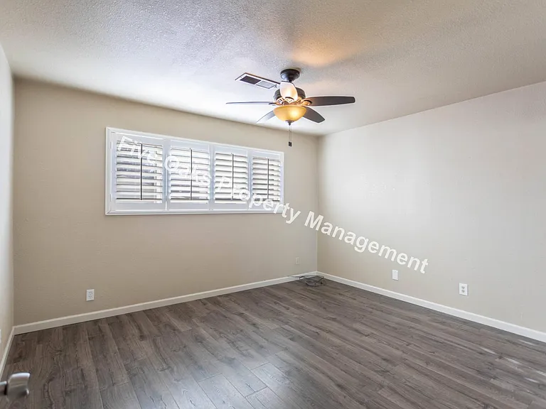 2815 Stanford Ln — Photo 22