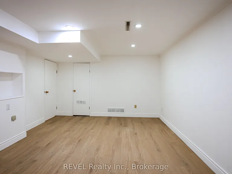 19 Woodington Cres — Photo 27