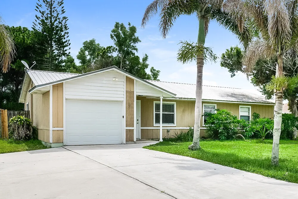 3 bed, 2.0 bath, 1131 sqft, $2,190 — Photo 1