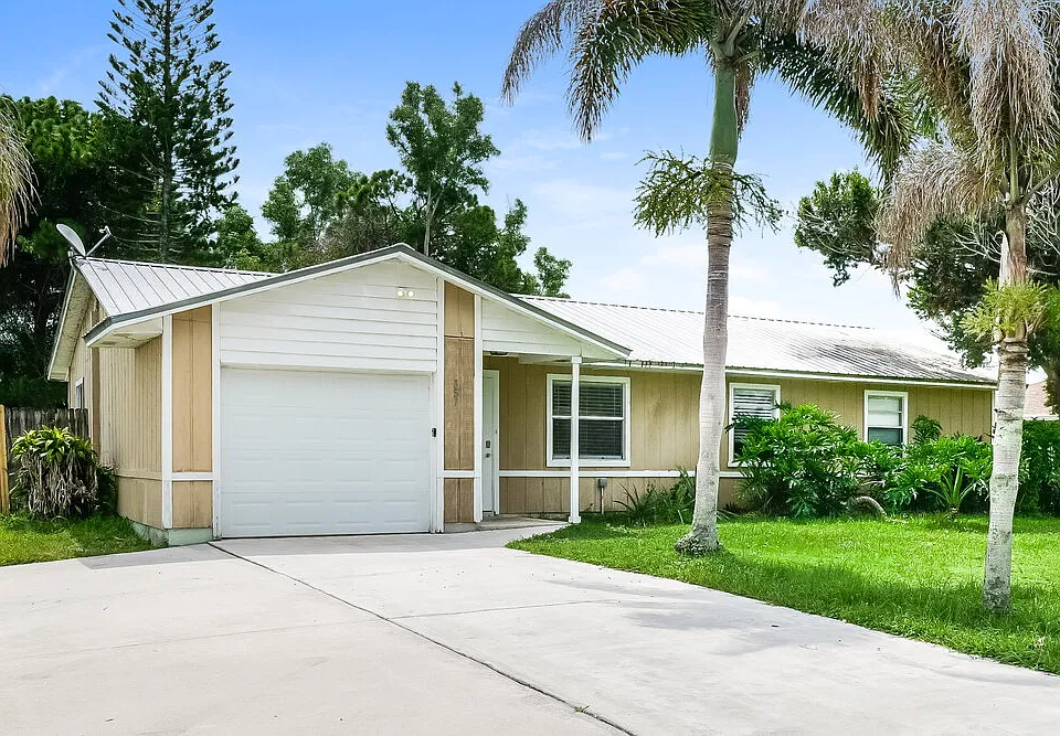 357 NW Hibiscus St