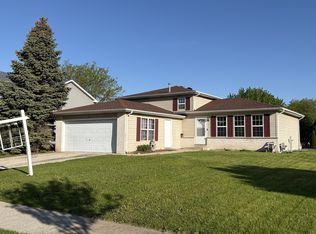 2 Beaver Creek Ct, Bolingbrook, IL 60490