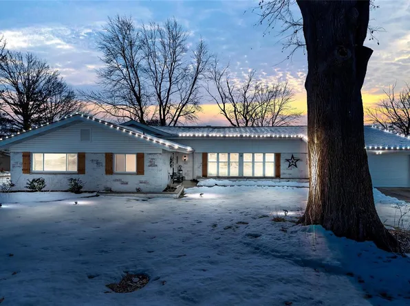 31 Savoy Dr, Lake Saint Louis, MO 63367