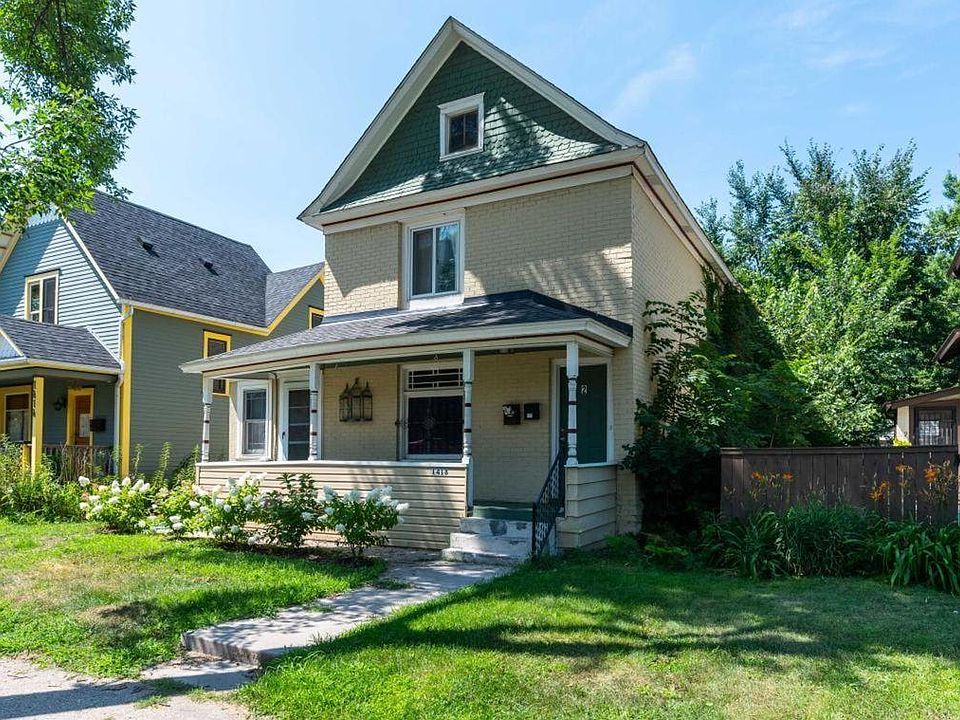 Beautiful house just steps away from Northeast life!