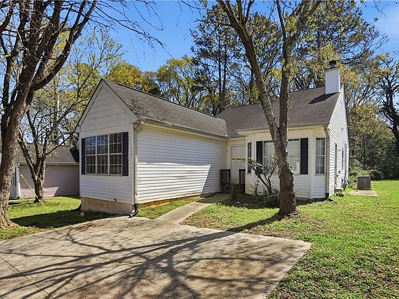 3rd image of 627 Sandys Ln SE