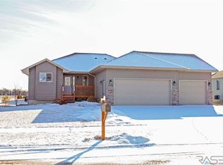1105 E Walnut St, Harrisburg, SD 57032
