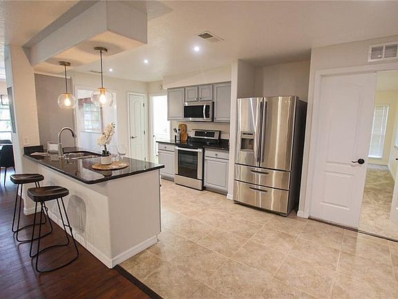 4th image of 2808 Deerbrook Dr