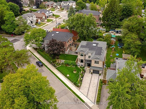 2nd image of 70 Parkview Hill Cres