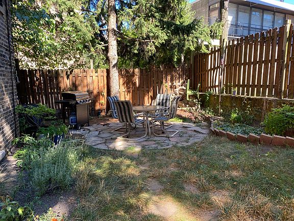 3rd image of 531 W Briar Pl #1R