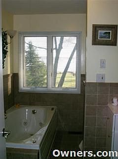 Upper Level Bathroom w/ Jacuzzi