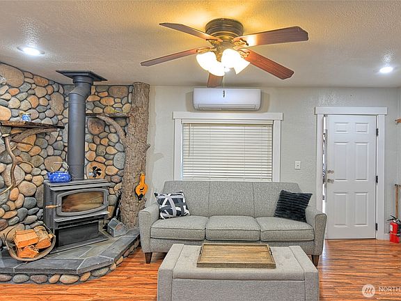 4th image of 15421 Jim Creek Rd