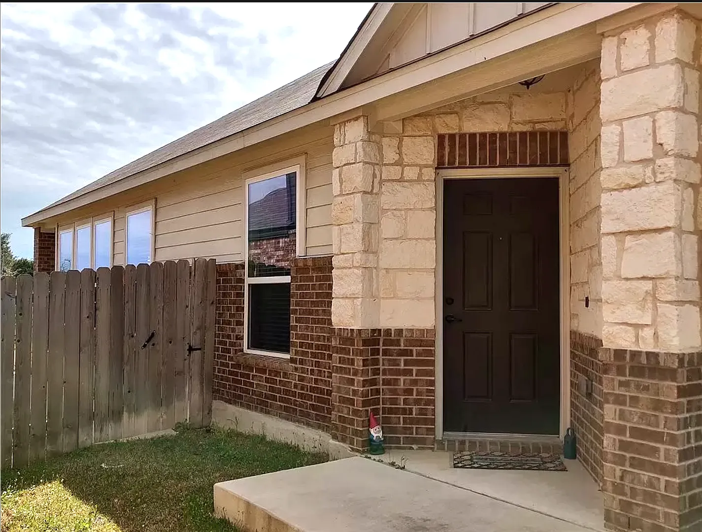 Mayfield Ranch 3 Bed / 2 Bath Single Story — Photo 2