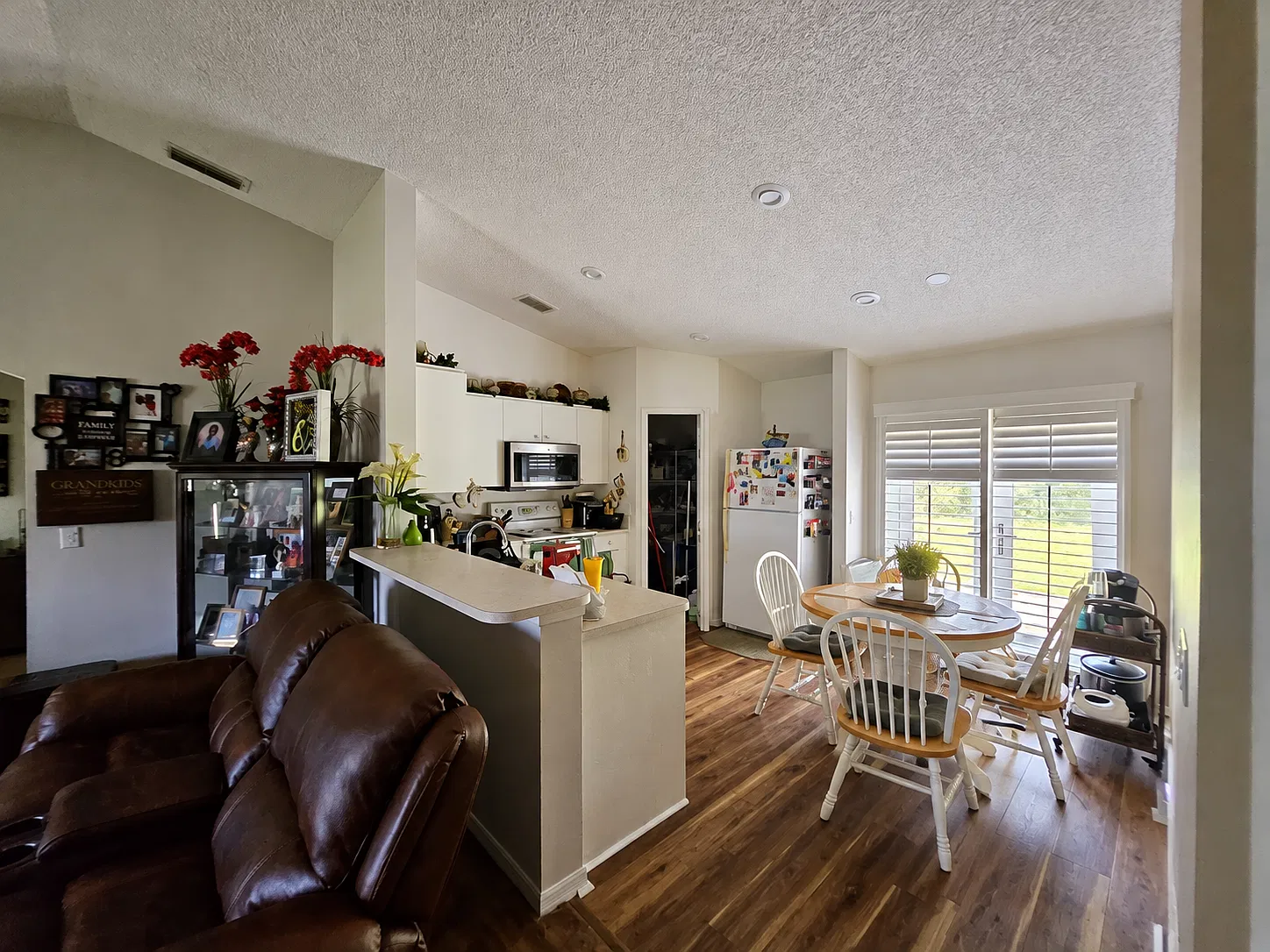 3 bed, 1351 sqft, $1,990 — Photo 2
