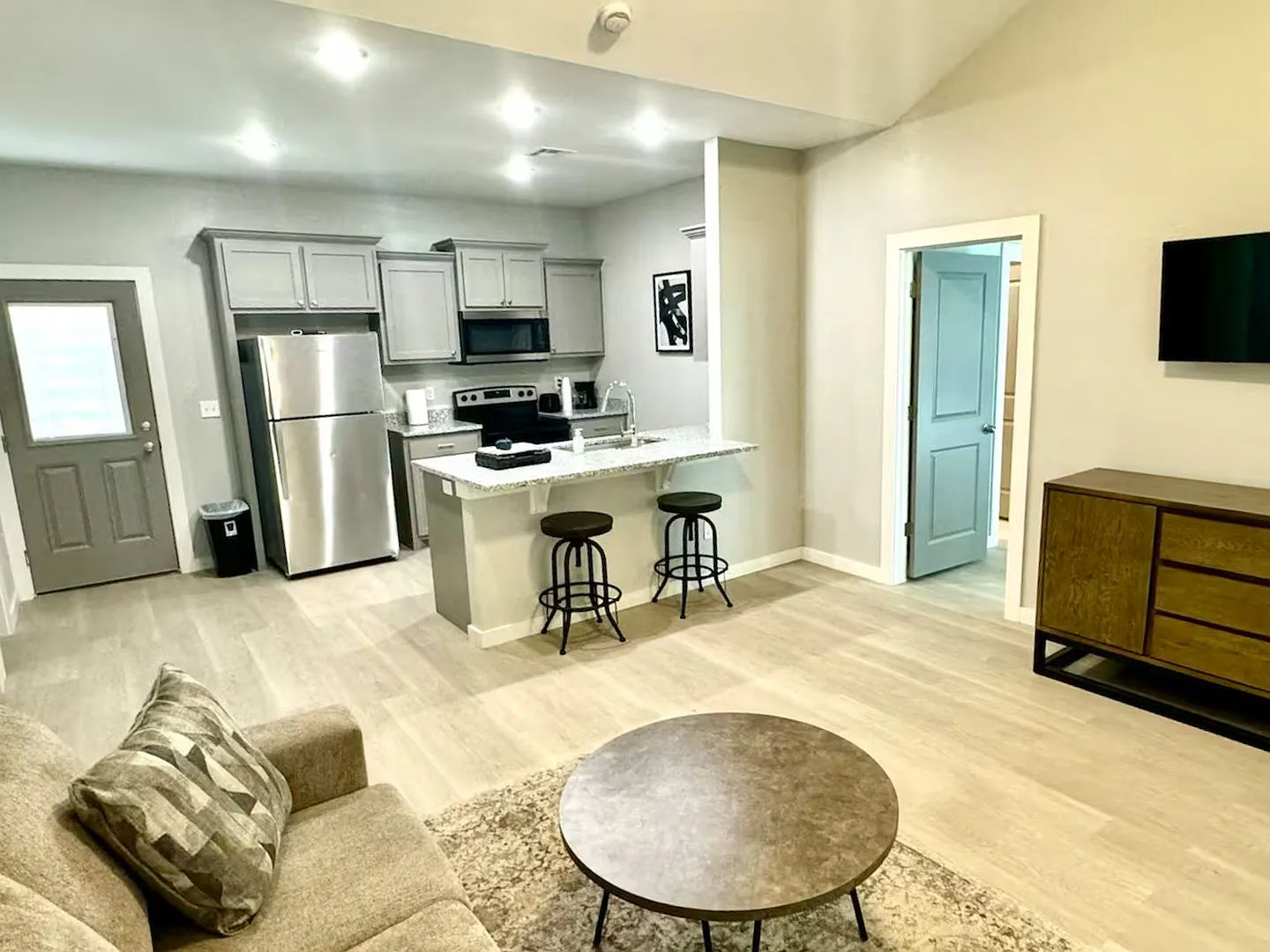 Fully Furnished 2BR/2BA | Brand-new w/ All Utilities Included — Photo 2