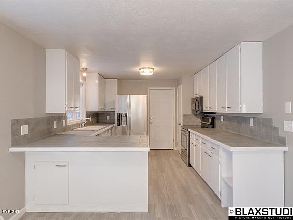3rd image of 4540 Wood River Dr
