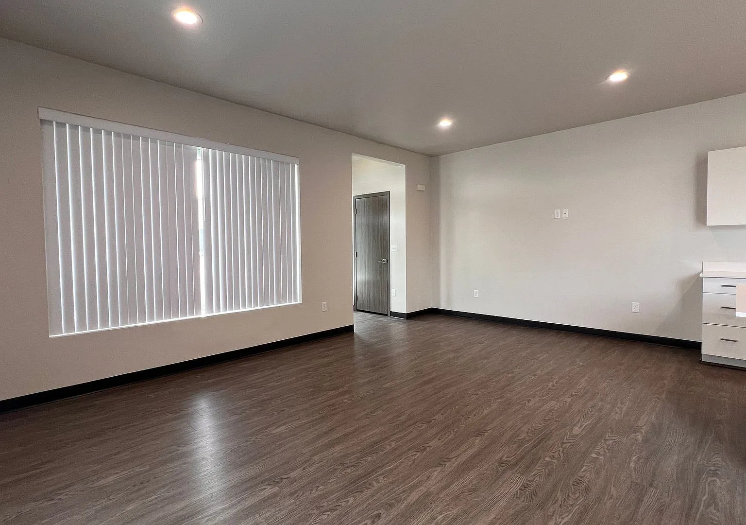 Modern design 3 bed, 2.5 bath duplex — Photo 4