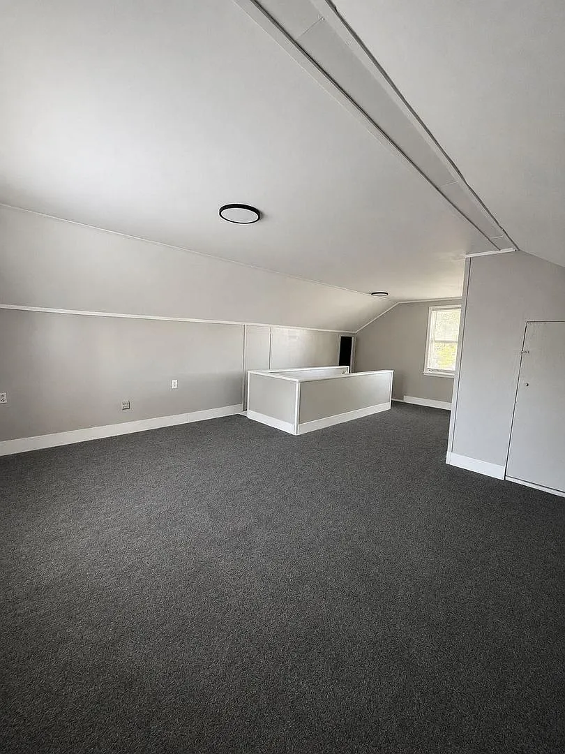 Beautiful 3 bedroom, 1 bath home with fenced yard, Granite, Luxury Flooring — Photo 3