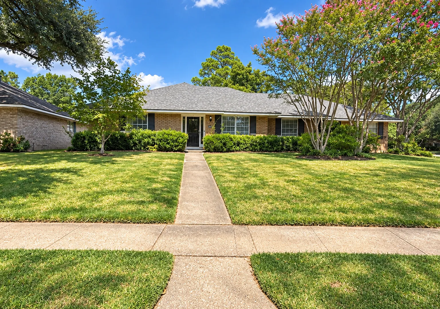 Spacious four-bedroom home located in University Terrace neighborhood with full fenced-in backyard. — Photo 1