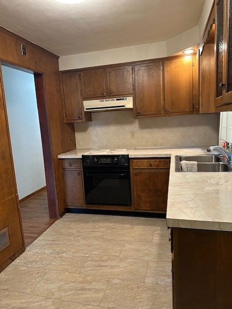 Discover this 4-bedroom, 1-bathroom ranch home in Harrisburg, PA, located in the Central Dauphin ... — Photo 3