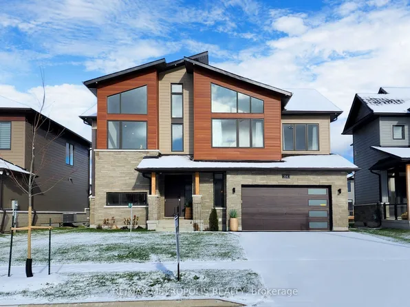 104 Stoneleigh Dr, The Blue Mountains, ON L9Y 5J6