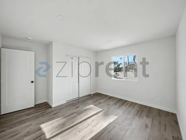 5844 1/2 Denver Ave — Photo 11