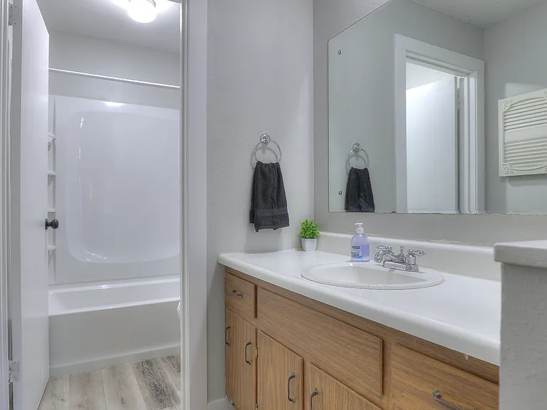 2480 N Graceland Ave #8 — Photo 8