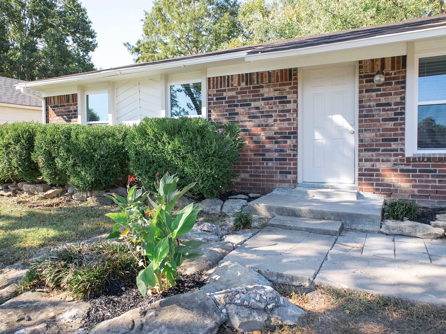 3 bed, 1.5 bath, 1004 sqft, $1,500 — Photo 3