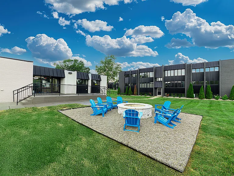 Firepit & lounge area