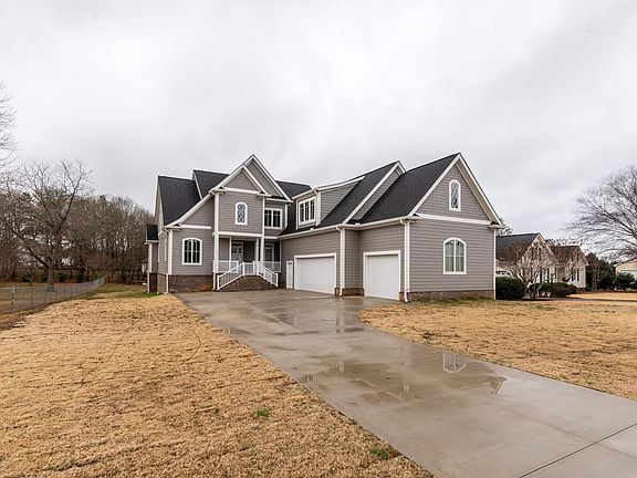 3rd image of 807 Mountain View Ct