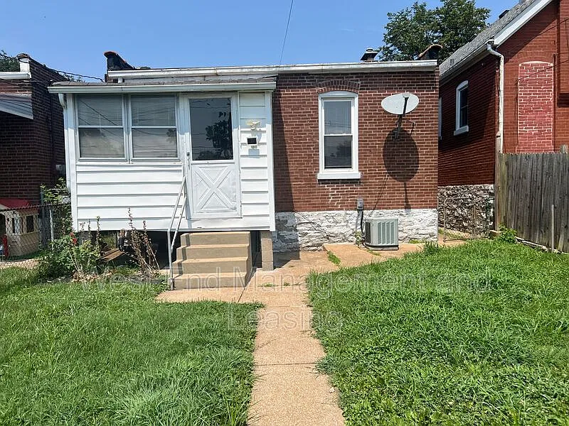 2 bed, 1.0 bath, $1,095 — Photo 2