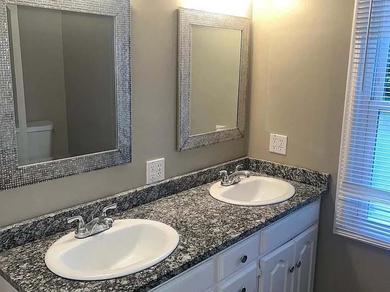 3020 Elmwood Ave — Photo 7
